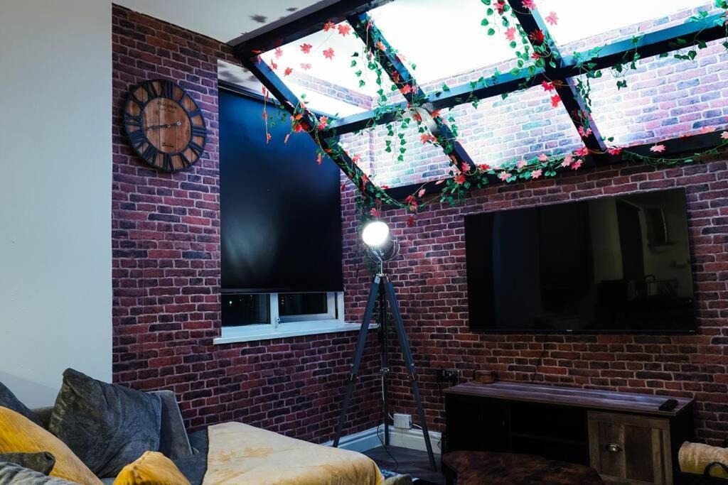 Stunning Two Bed City Centre Apartment ลีดส์ ภายนอก รูปภาพ