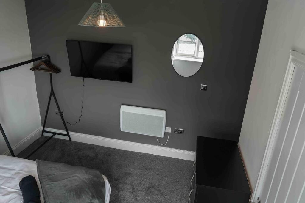 Stunning Two Bed City Centre Apartment ลีดส์ ภายนอก รูปภาพ