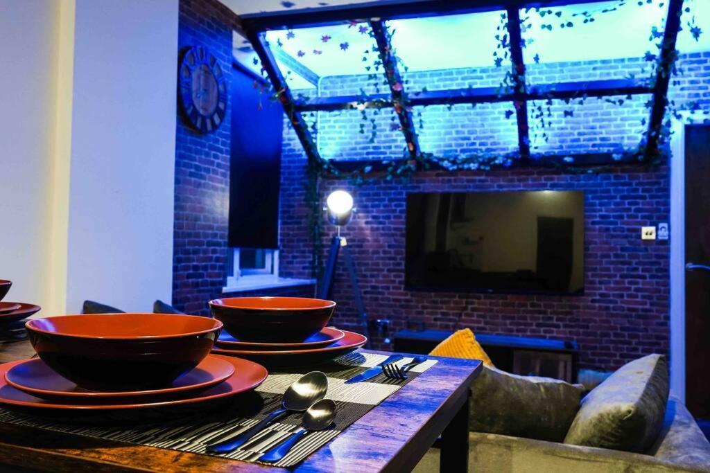 Stunning Two Bed City Centre Apartment ลีดส์ ภายนอก รูปภาพ