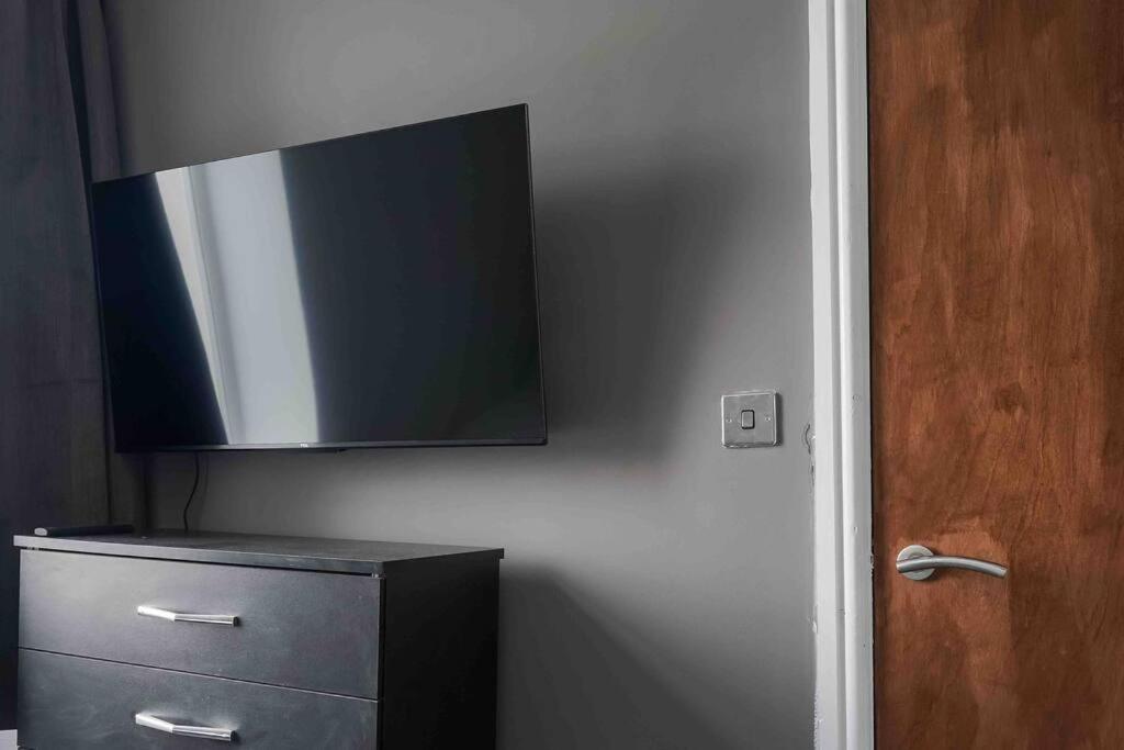 Stunning Two Bed City Centre Apartment ลีดส์ ภายนอก รูปภาพ