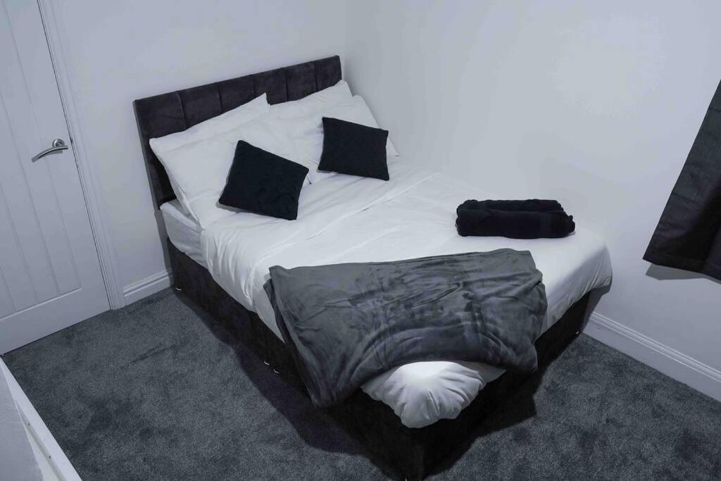 Stunning Two Bed City Centre Apartment ลีดส์ ภายนอก รูปภาพ