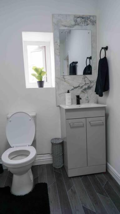 Stunning Two Bed City Centre Apartment ลีดส์ ภายนอก รูปภาพ