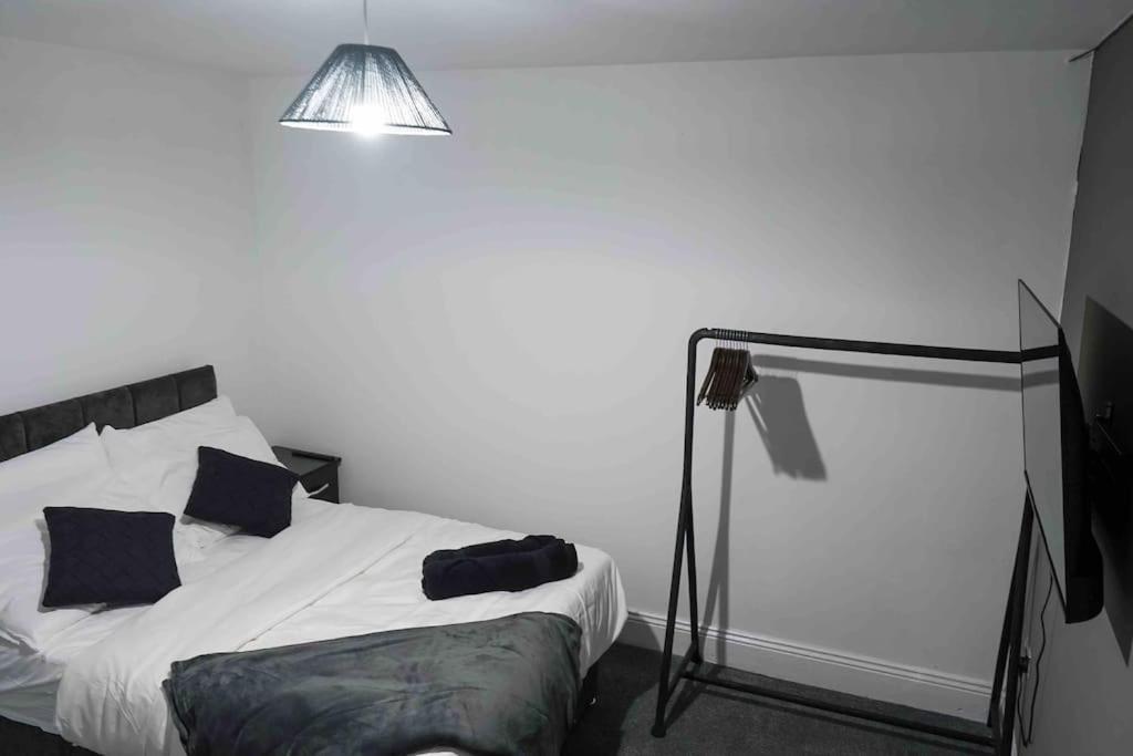Stunning Two Bed City Centre Apartment ลีดส์ ภายนอก รูปภาพ