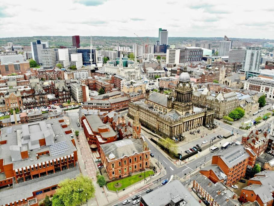 Stunning Two Bed City Centre Apartment ลีดส์ ภายนอก รูปภาพ