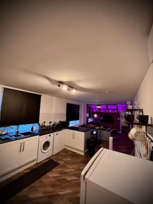 Stunning Two Bed City Centre Apartment ลีดส์ ภายนอก รูปภาพ
