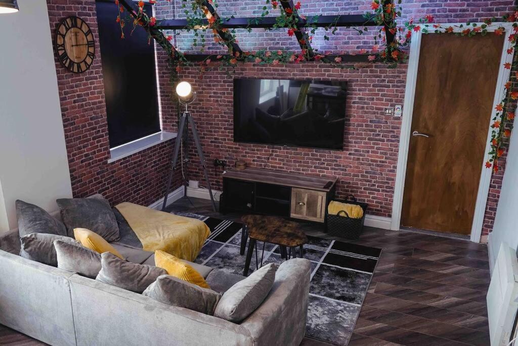 Stunning Two Bed City Centre Apartment ลีดส์ ภายนอก รูปภาพ