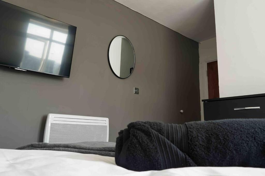 Stunning Two Bed City Centre Apartment ลีดส์ ภายนอก รูปภาพ