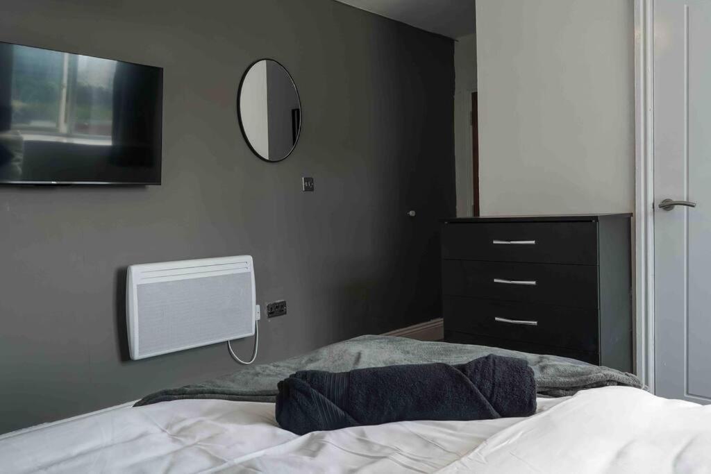 Stunning Two Bed City Centre Apartment ลีดส์ ภายนอก รูปภาพ