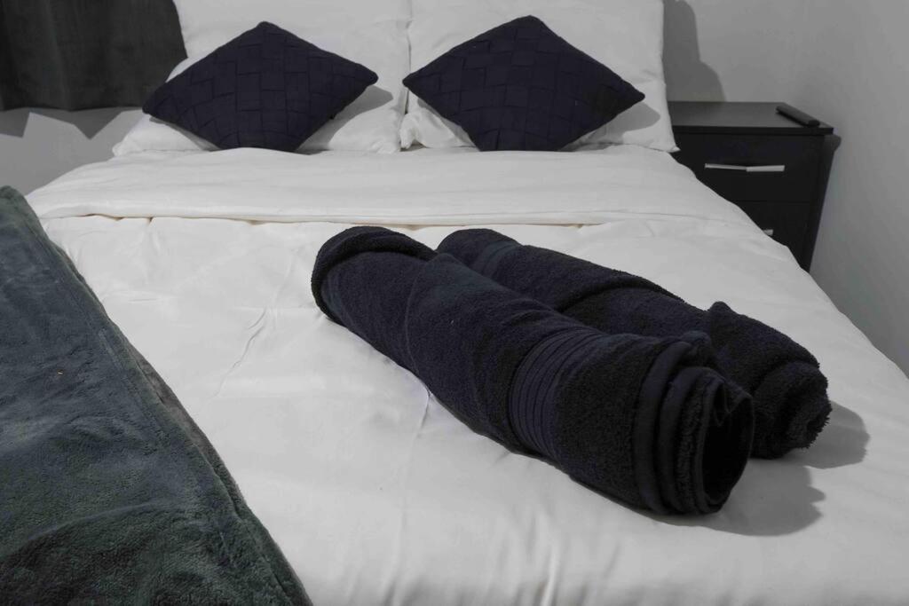 Stunning Two Bed City Centre Apartment ลีดส์ ภายนอก รูปภาพ