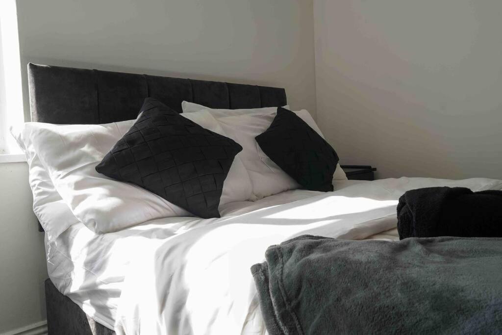 Stunning Two Bed City Centre Apartment ลีดส์ ภายนอก รูปภาพ