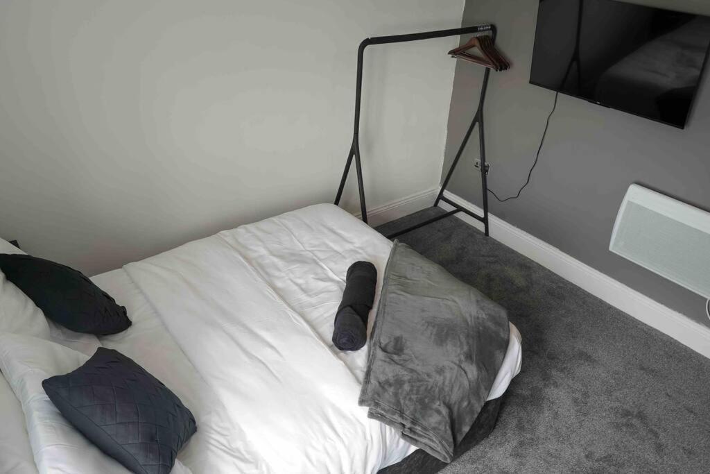 Stunning Two Bed City Centre Apartment ลีดส์ ภายนอก รูปภาพ