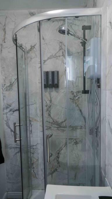 Stunning Two Bed City Centre Apartment ลีดส์ ภายนอก รูปภาพ