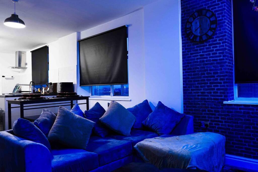 Stunning Two Bed City Centre Apartment ลีดส์ ภายนอก รูปภาพ