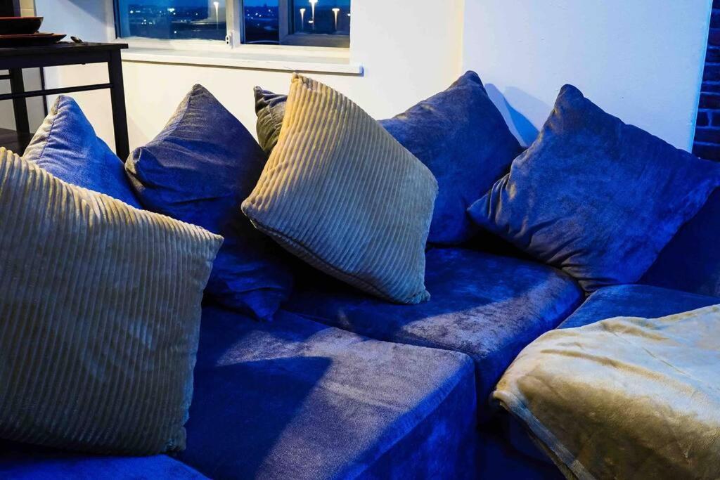 Stunning Two Bed City Centre Apartment ลีดส์ ภายนอก รูปภาพ