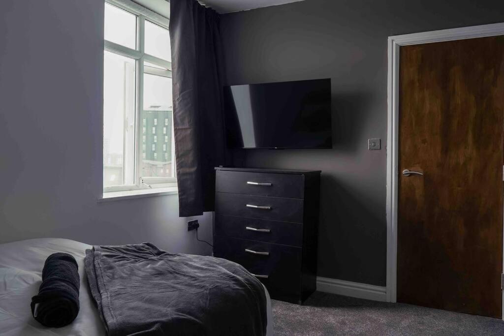 Stunning Two Bed City Centre Apartment ลีดส์ ภายนอก รูปภาพ