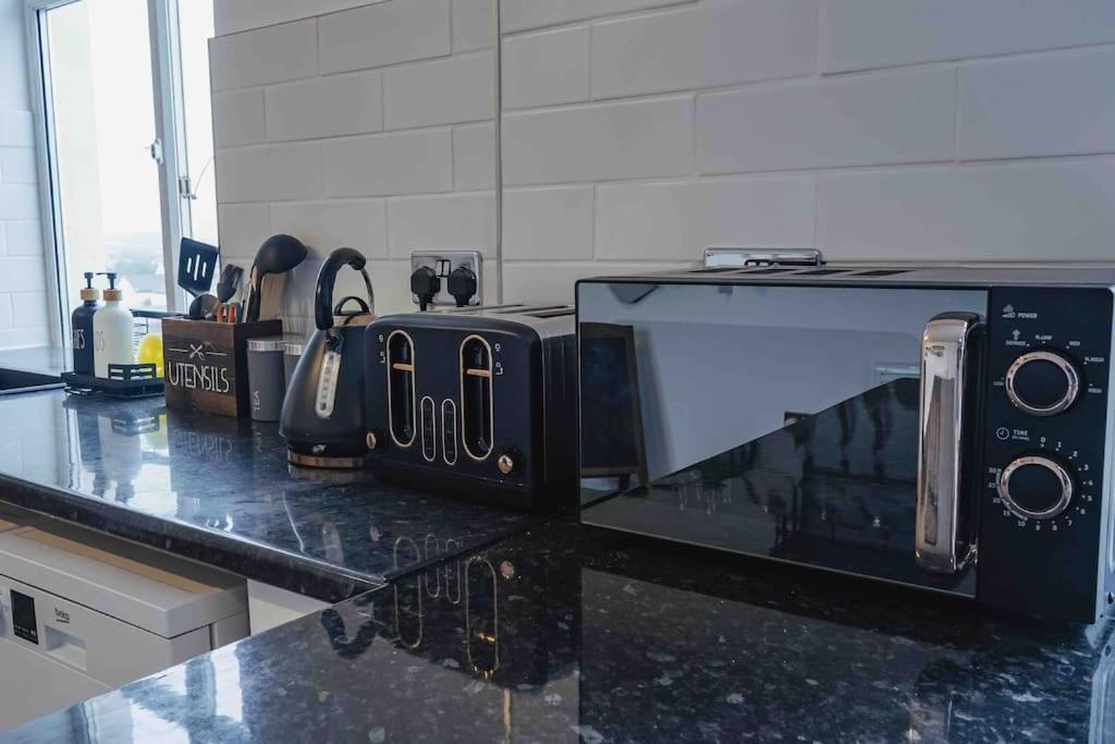 Stunning Two Bed City Centre Apartment ลีดส์ ภายนอก รูปภาพ