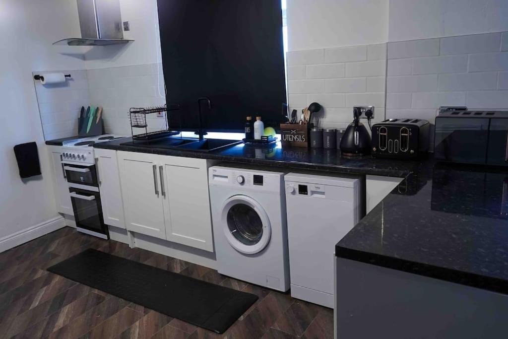 Stunning Two Bed City Centre Apartment ลีดส์ ภายนอก รูปภาพ
