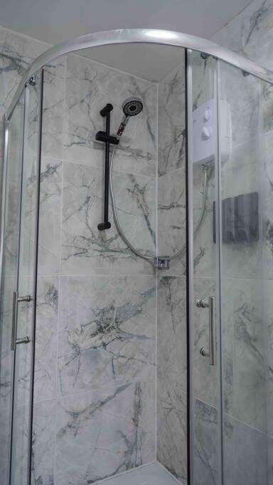 Stunning Two Bed City Centre Apartment ลีดส์ ภายนอก รูปภาพ